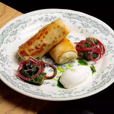 Блины с говядиной, трюфелем и битым огурцом в Мона по цене 900 ₽