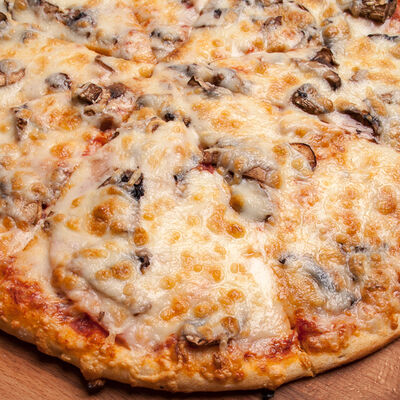 Пицца Ветчина и грибы в Марк Твен по цене 390 ₽