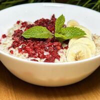 Каша овсяная на молоке с ягодами и бананом в Angel Cafe