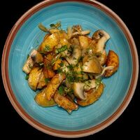 Картофель, жаренный с грибами и луком в Пери Шашлыки