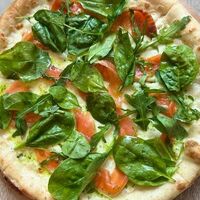 Лосось слабосоленый со шпинатом в Pizza pasta avokado