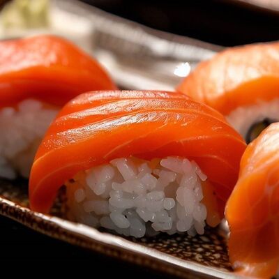 Суши с лососем в PlutuS Resto Club по цене 450 ₽