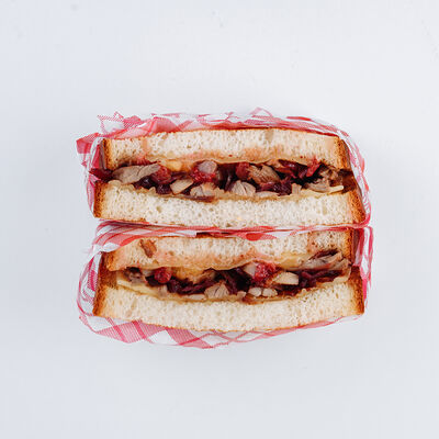 Сендвич с уткой в 7:35 Заря & KitaEast по цене 550 ₽