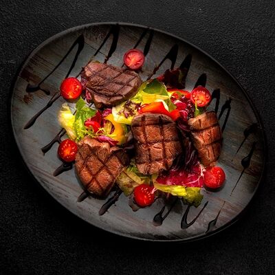 Тёплый мясной салат в Сhef Арбат по цене 1800 ₽