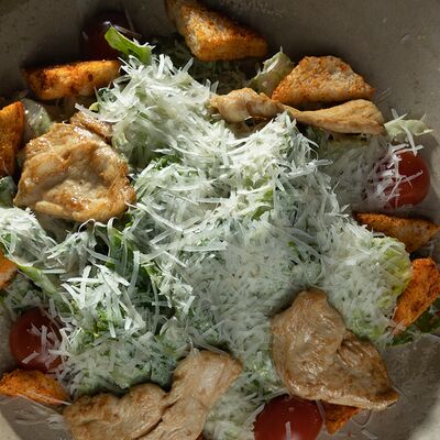 Цезарь с куриной грудкой в Душа по цене 740 ₽