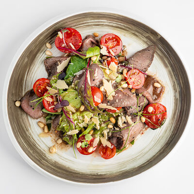 Салат с ростбифом и медово-бальзамической заправкой в Муссоны по цене 1300 ₽