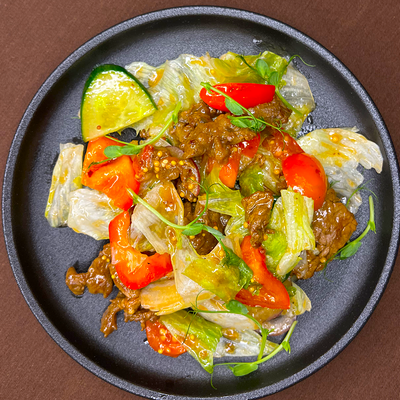 Салат с говядиной в Охота мясо по цене 540 ₽