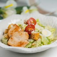 Цезарь с курицей и хрустящими сухариками в Та самая на Хмельницкого