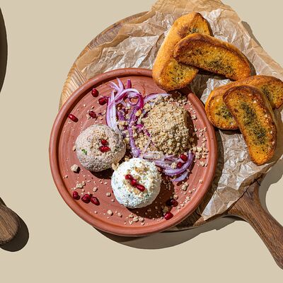 Ассорти паштетов в Хачапури и вино по цене 480 ₽