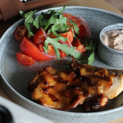 Цыпленок терияки со свежими томатами в Опера по цене 820 ₽