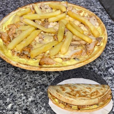 Закрытая пицца с курицей и фри в Сююмбике по цене 250 ₽