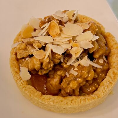 Тарталетка с карамелью и орехамив Kontrast Bijou по цене 175 ₽