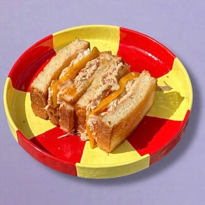 Сэндвич с курицей и сладким бекономв Кружок по цене 690 ₽