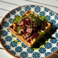 Вафля с уткой, творожным кремом и брусничным соусом в Banoffi (Bormio)