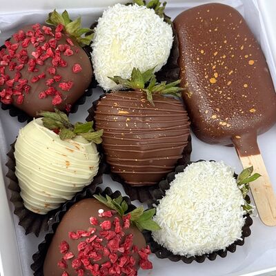 Клубника в шоколаде и чизкейк #44 в Con Amore по цене 1890 ₽