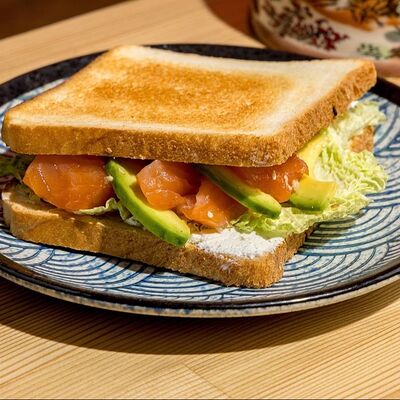 Сэндвич с лососем и авокадо в Рамен между нами по цене 700 ₽