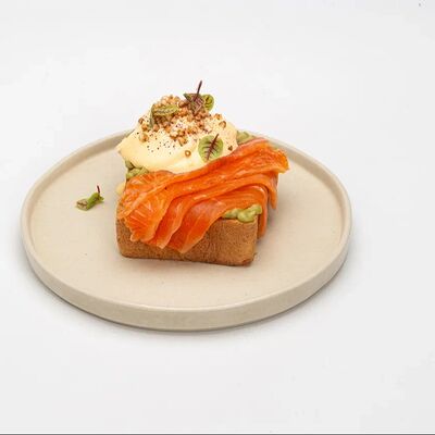 Бриошь с лососем, яйцом пашот и соусом гуакамоле в Le dessert по цене 780 ₽
