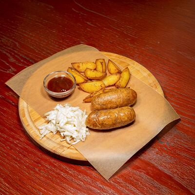 Купаты куриные с картофельными дольками и салатом коул слоу в Наливочная Родная по цене 485 ₽