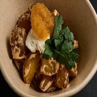 Картофель бейби с щучьей икрой в Borrachitos