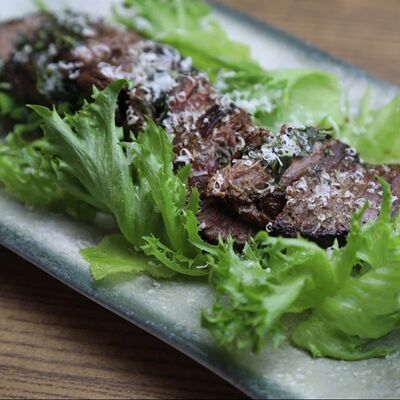 Тальята на зеленой подушке с соусом из петрушки в Три Б по цене 1420 ₽