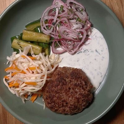 Бифштекс из говядины с битыми огурцамив ШефМалина по цене 860 ₽