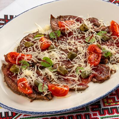 Фирменная закуска из ростбифа и черри кимчи в Три лося по цене 850 ₽