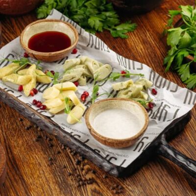 Ассорти рулетиков из сулугуни в Гуру по цене 530 ₽