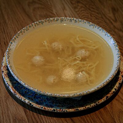 Куриный бульон с фрикадельками в DVOR гриль-бистро по цене 350 ₽