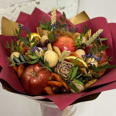 Букет фруктов с яблоками, орехами и сухофруктами в Buketonline - Съедобные букеты и клубника в шоколаде по цене 4950 ₽