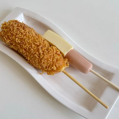 Корн-дог Микс с раменом в Corn dog dagestan по цене 280 ₽