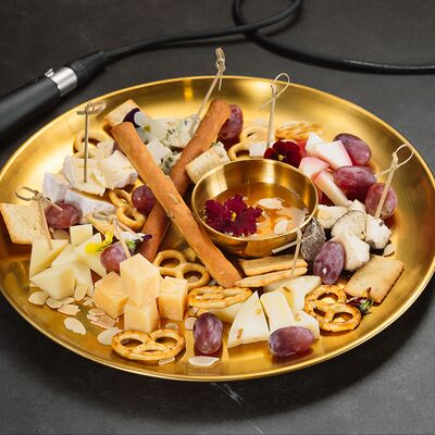 Тарелка фермерских сыров в Интонация по цене 1800 ₽