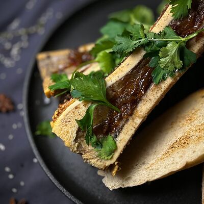 Мозговые кости с луковым конфитюром в Tre/Quarti по цене 740 ₽