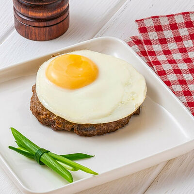 Бифштекс с глазуньей в Три печки по цене 400 ₽