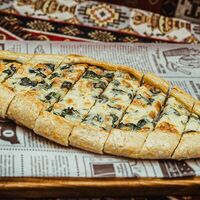 Пиде со шпинатом и сыром в Turk evi изысканная тюркская кухня