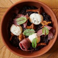 Черный рис с лисичками и вяленой уткой в Есть Today