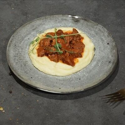 Гуляш из говядины в Бургер удачи по цене 520 ₽