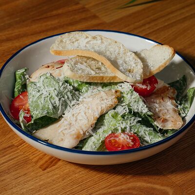 Салат Цезарь с цыпленком в Cream Soda по цене 540 ₽