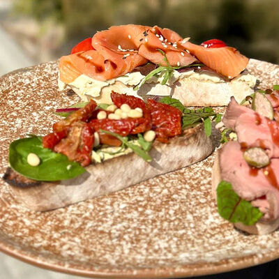 Ассорти из брускетт в Усадьба по цене 1100 ₽