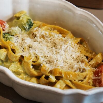 Домашняя паста с цыпленком, брокколи и соусом из шпината в Особняк по цене 505 ₽