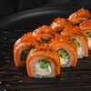 Опаленная Филадельфия с огурцом и красной икрой в Sushi7 по цене 1220