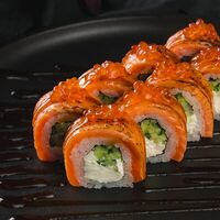 Опаленная Филадельфия с огурцом и красной икрой в Sushi7