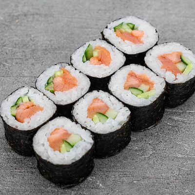 Маки с копченым лососем в YOKO SUSHI по цене 390 ₽