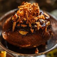 Ржаной пончик с рваной говядинойв Dodici Grill