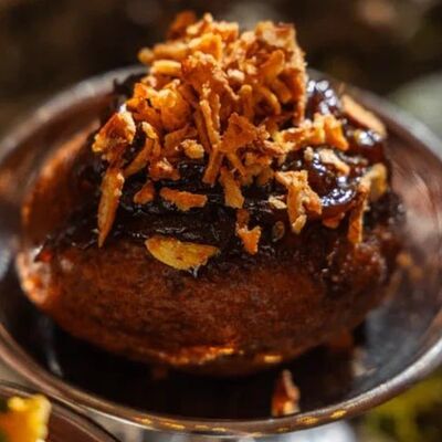 Ржаной пончик с рваной говядинойв Dodici Grill по цене 540 ₽