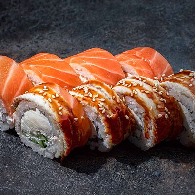 Фирменный Америка ролл в Вкусно Суши по цене 730