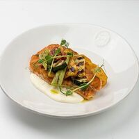 Стейк из лосося с картофелем, овощами и сырным соусом в Trattoria Fornetto