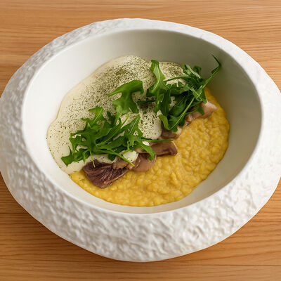 Кукурузная каша с кроликом, вешенками и муссом из пармезана в 9/18 бистро по цене 970 ₽