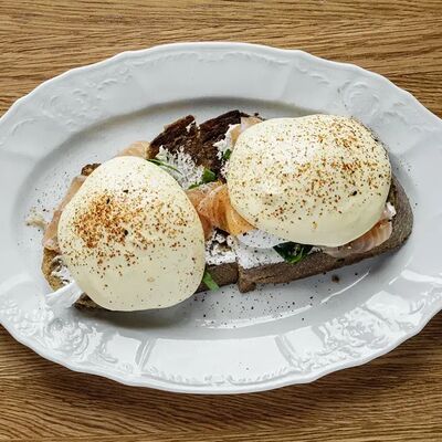 Гранд Бенедикт с лососем гравлакс в Lucky Duck по цене 1350 ₽