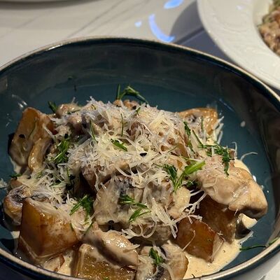 Жаркое из индейки в сливочном соусев JOY FOOD & WINE по цене 560 ₽