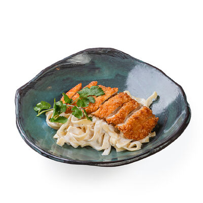 Лапша союственного приготовления в сливочном соусе с курицей танкацу в Чина по цене 445 ₽